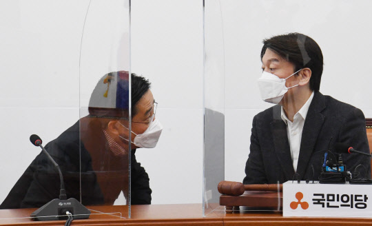 이태규 사무총장(왼쪽)이 지난달 17일 안철수 대표와 논의하고 있다. 연합뉴스